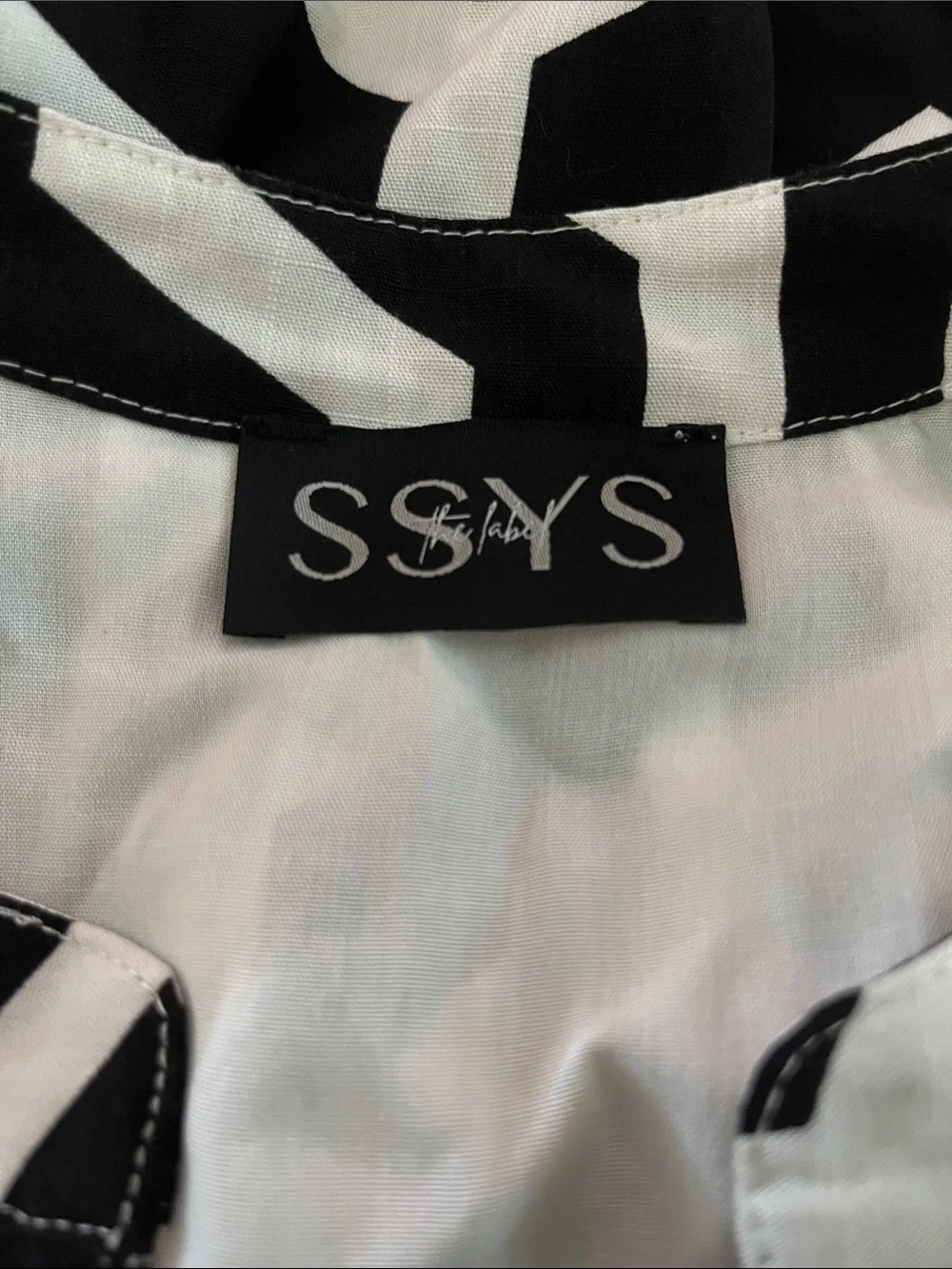 SSYS black and white geometric print button-front shirt midi dress | size small - Picture 8 of 8